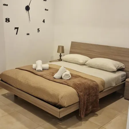 In Front Of The Sea O'clock Malta Σλιέμα