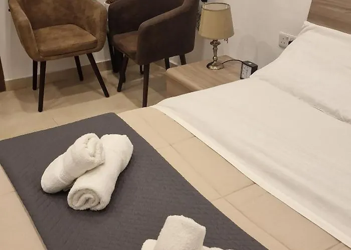 לינה וארוחת בוקר In Front Of The Sea O'clock Malta *